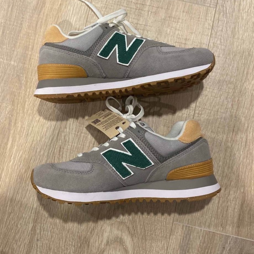 New balance sneakers size 5.5 nb 574